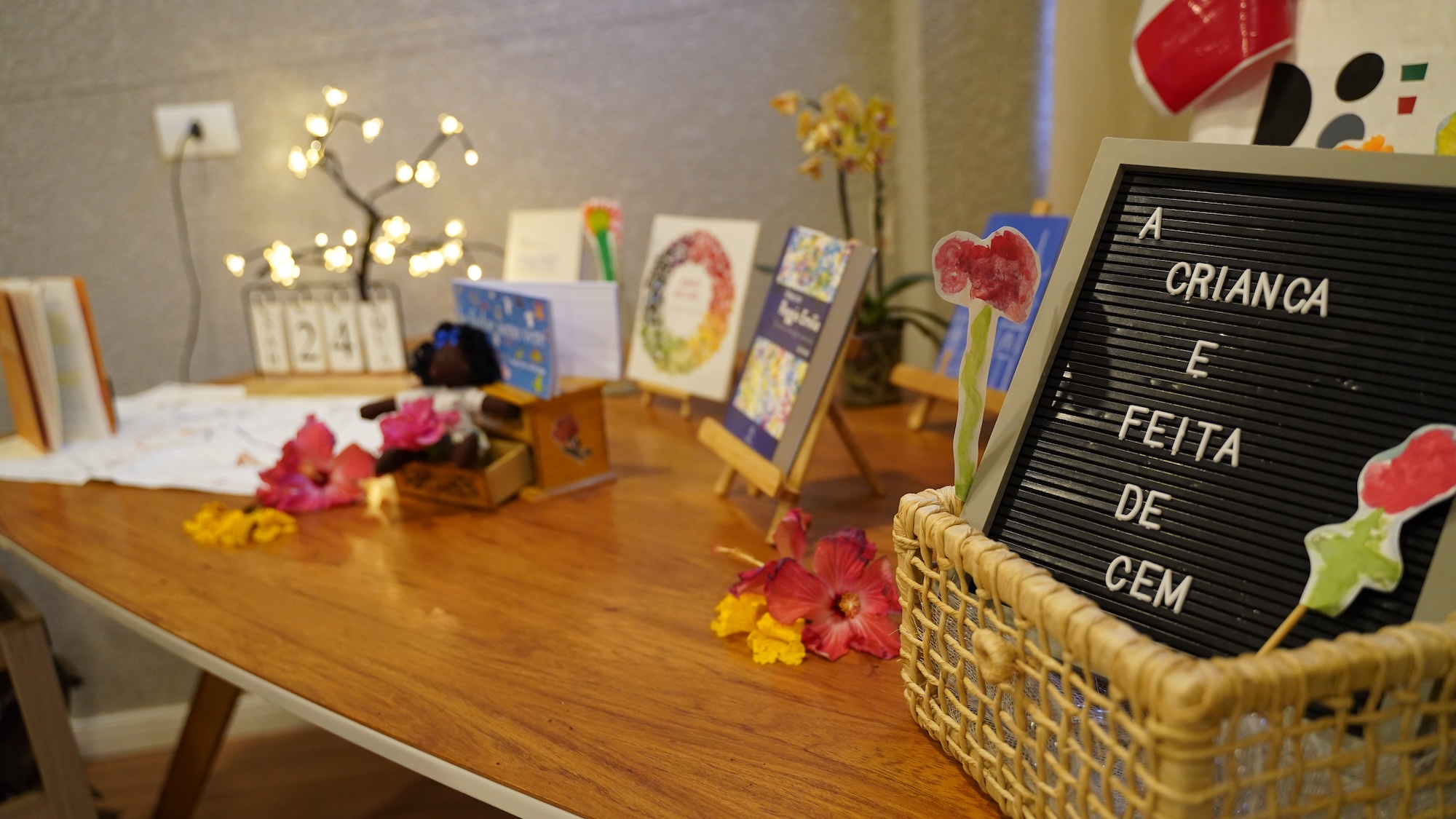 Educadoras organizando materiais pedagógicos durante formação