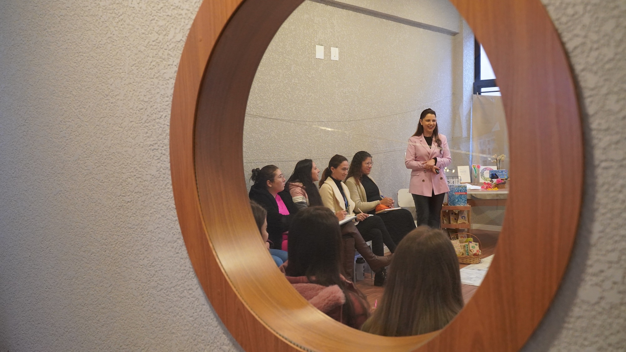 Educadoras explorando materiais sensoriais na formação