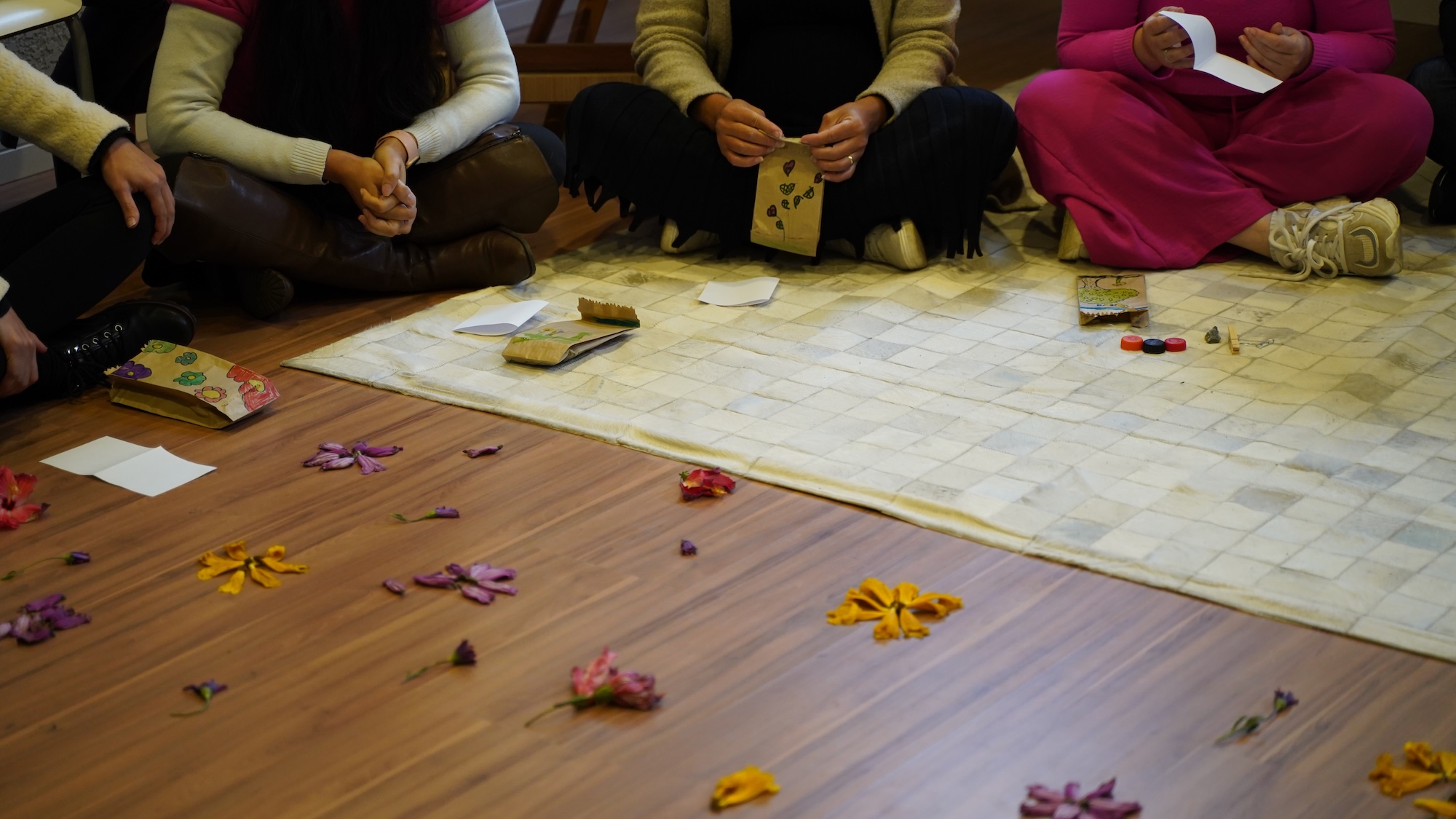 Aline Cristina mediando atividade com o grupo
